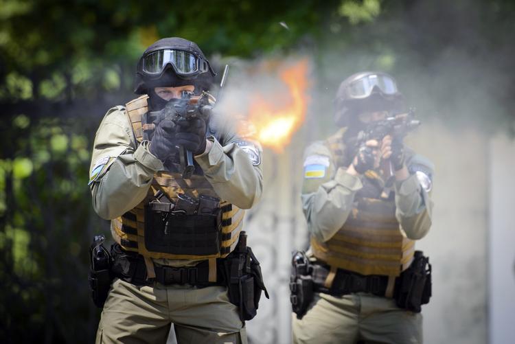 Ildkamp. Ukrainske specialstyrker træner for tre dage siden uden for Kharkiv. Det ventes, at den nyvalgte ukrainske præsident snart vil igangsætte en større offensiv mod de prorussiske separatister, der har taget kontrollen med flere offentlige bygninger i den østlige del af landet. 