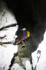 Grotte-drama. Grottegangene i Riesendingen er svært fremkommelige og en 52-årig mand er så svært tilskadekommen, at redningsaktionen er vanskelig og måske kommer til at tage flere dage i den kilometerdybe grotte i det sydlige Tyskland, hvis manden har ligget siden søndag morgen. En ven var 12 timer om at komme op og slå alarm. 