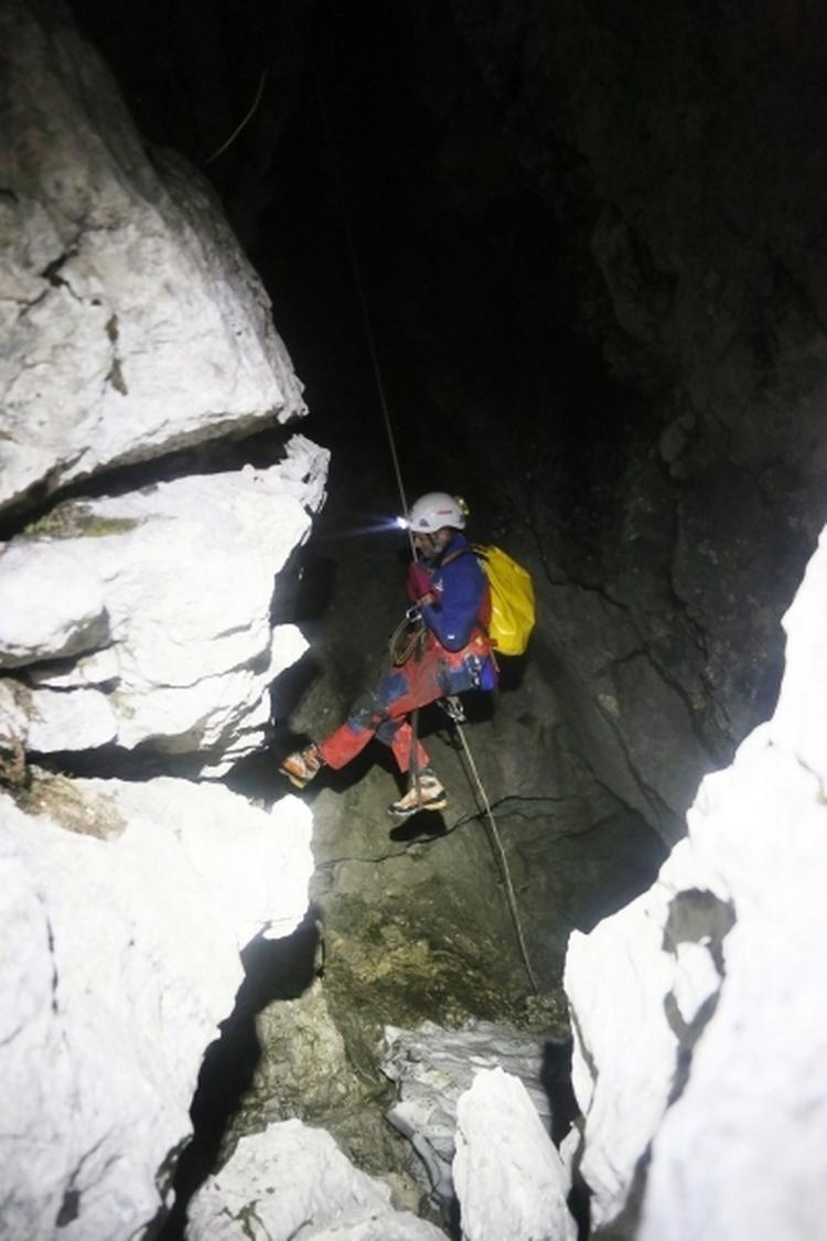 Grotte-drama. Grottegangene i Riesendingen er svært fremkommelige og en 52-årig mand er så svært tilskadekommen, at redningsaktionen er vanskelig og måske kommer til at tage flere dage i den kilometerdybe grotte i det sydlige Tyskland, hvis manden har ligget siden søndag morgen. En ven var 12 timer om at komme op og slå alarm. 
