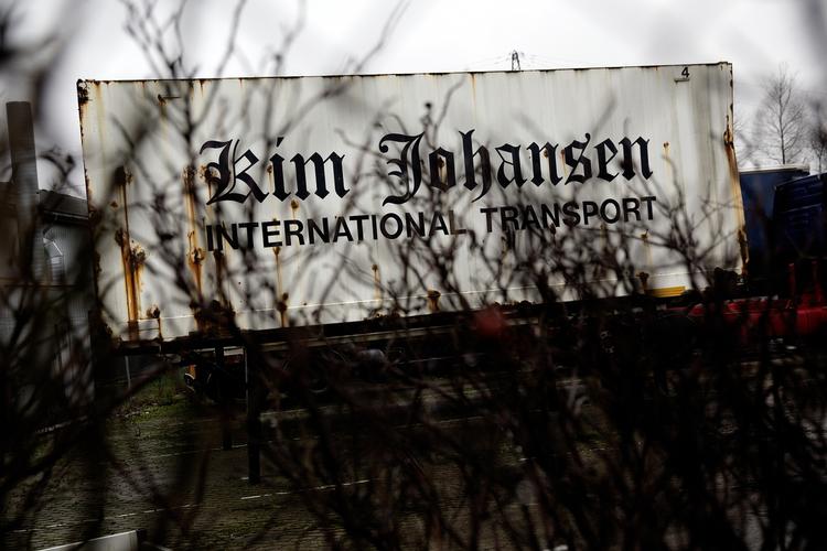 Forfulgt. Kim Johansen Transport mener at have rettens ord for, at firmaet ikke foretager sig noget ulovligt, når det bruger udenlandske chauffører på danske tilladelser 