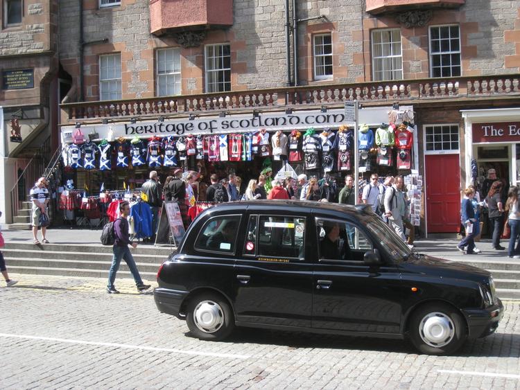 løsrivelse. Skotterne skal stemme om selvstændighed og løsrivelse fra Storbritannien til september. Imens har alverdens politikere travlt med at advare skotterne. 