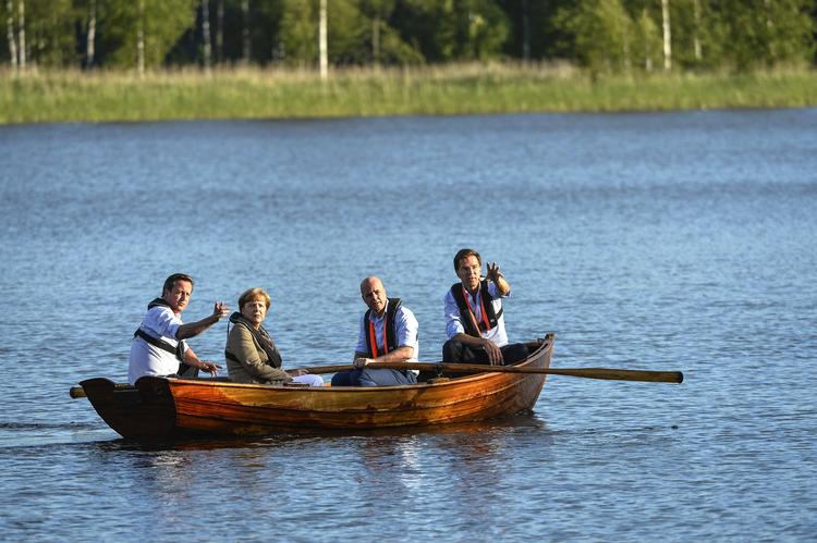 Topmøde. Fire regeringsledere i samme båd. Cameron, Merkel, Reinfelt og Rutte sejler på en sø ved den svenske statsministers sommerresidens i Harpsund inden aftenens møde. Det er den svenske regeringsleder Reinfeldt ved årerne. 