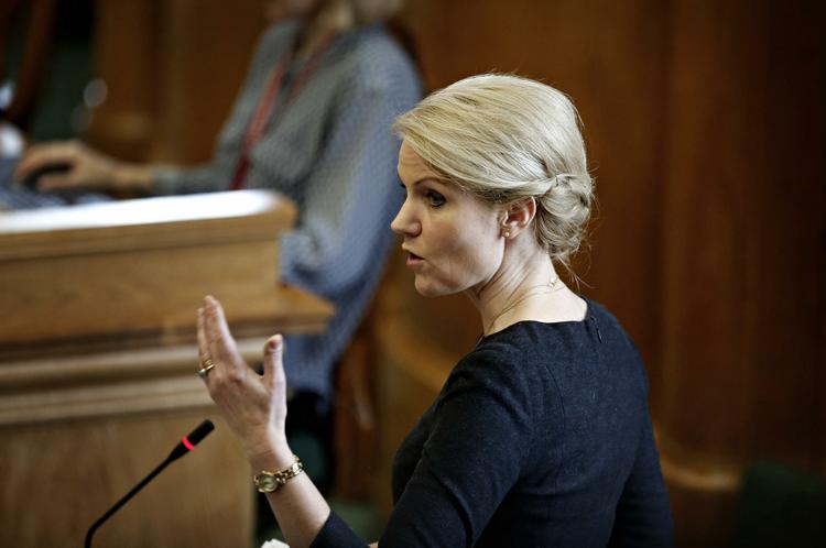 Andre partier mener, at Helle Thorning fører nedskæringspolitik, mens hun prædiker bedre velfærd. 