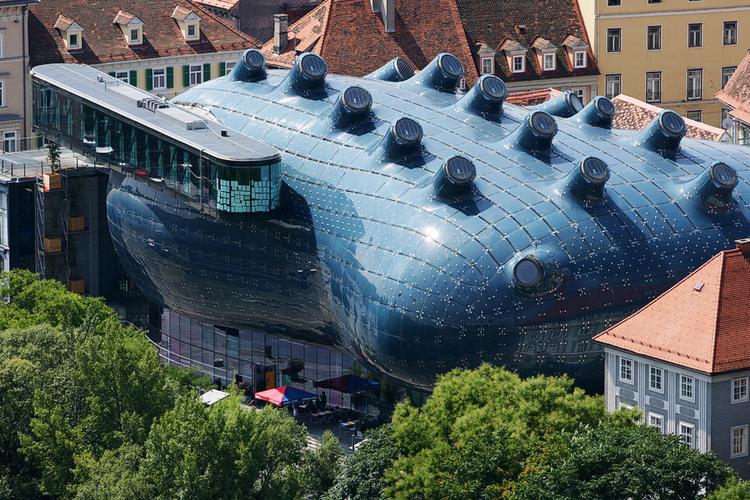 Kunsthaus. Den særprægede arkitektur af Peter Cook og Colin Fournier udstiller moderne kunst. FOTO: Graz Tourismus /Harry Schiffer 