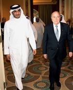 korruption? Fifa-præsident Sepp Blatter (th) møder til pressekonference med sheik Mohammed bin Hamad al-Thani, formand for Qatar 2022 bud-komitéen. 