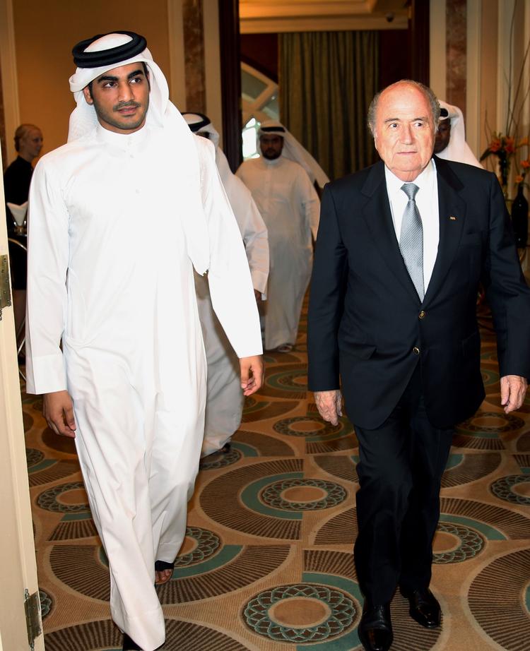 korruption? Fifa-præsident Sepp Blatter (th) møder til pressekonference med sheik Mohammed bin Hamad al-Thani, formand for Qatar 2022 bud-komitéen. 