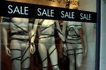modsatrettede. Tøj og sko trækker inflationen nedad, mens priststigninger på kød, møbler og boligudstyr trækker den anden vej. 