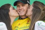 ulovligt. Chris Froome får kys på podiet i Schweiz, hvor briten vandt Romandiet Rundt. 