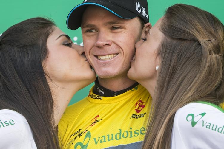 ulovligt. Chris Froome får kys på podiet i Schweiz, hvor briten vandt Romandiet Rundt. 