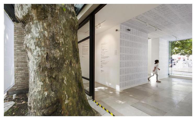 groede. På entreens vægge er der fra uddrag fra danske byggeregulativer, der i al deres juridisk optimerede prosa ikke nævner det groede med et ord. 