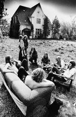 Dengang. Havehygge i et kollektiv i Hørsholm, 1971. Personerne i Ulla Bruuns roman om kollektivtanken slår sig ned i Farum. 