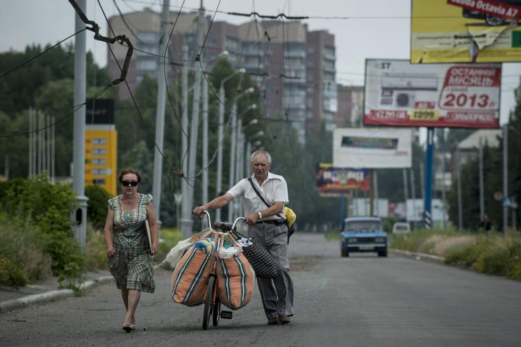 Flugt. En ukrainsk familie har pakket sine vigtigste ejendele og er i færd med at forlade den uroplagede by Slovjansk. 