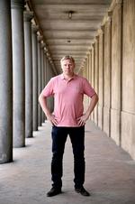 Larsen. Europamesteren fra 1992 skal sammen med med landsholdsspillerne Lars Jacobsen og Anders Lindegaard samt assisterende landstræner Peter Bonde være med til at guide Politikens læsere gennem den en måned lange VM-turnering. 