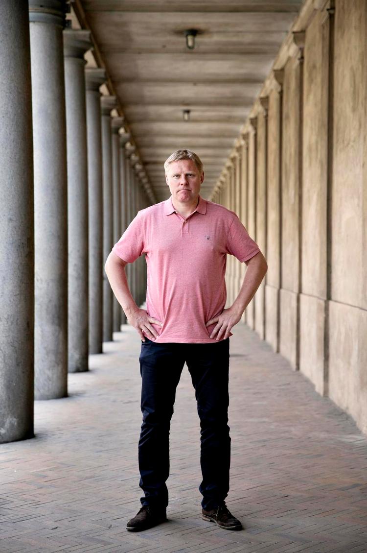 Larsen. Europamesteren fra 1992 skal sammen med med landsholdsspillerne Lars Jacobsen og Anders Lindegaard samt assisterende landstræner Peter Bonde være med til at guide Politikens læsere gennem den en måned lange VM-turnering. 