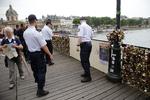 Antallet af metallåse på broen Pont des Arts i Paris var i 2014 så massive, at politiet måtte spærre broen af, da en del af gelænderet brækkede af. 