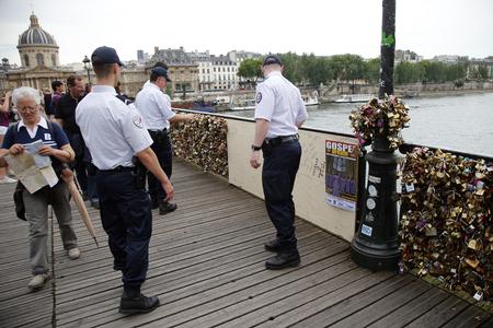Antallet af metallåse på broen Pont des Arts i Paris var i 2014 så massive, at politiet måtte spærre broen af, da en del af gelænderet brækkede af. 