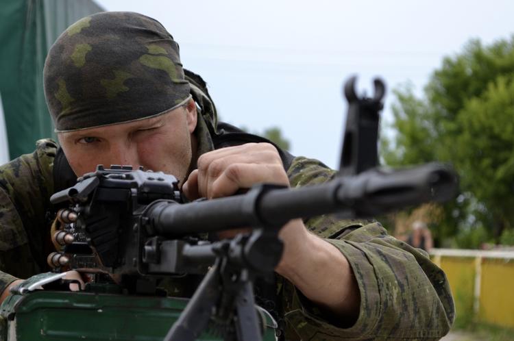 Strid. Ukraine er plaget af uro i den østlige del af landet. Her ses en prorussisk oprører i nærheden af byen Slovjansk. 