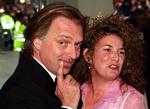 Kantet. Privat var Rik Mayall nærmest genert, mens han på tv var kendt for en vild, vanvittig energi. Her ses han med sin hustru Barbara Robbin, der altså nu er enke. 