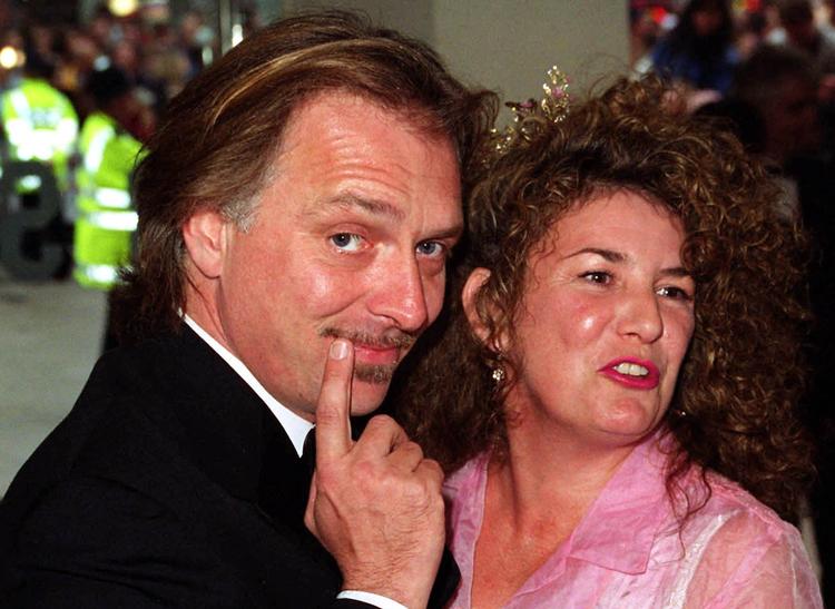 Kantet. Privat var Rik Mayall nærmest genert, mens han på tv var kendt for en vild, vanvittig energi. Her ses han med sin hustru Barbara Robbin, der altså nu er enke. 