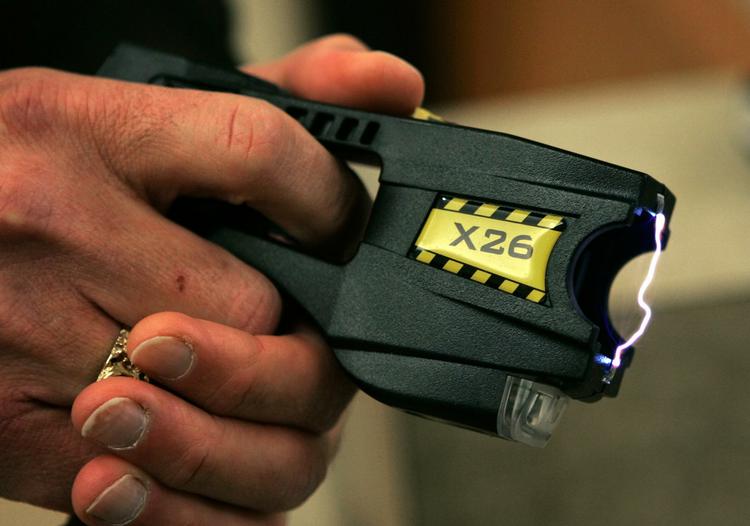 STRØMVÅBEN. Der bør gennemføres uafhængige undersøgelser af risikoen ved brug af strømpistoler, opfordrer forskere i Ugeskrift for Læger. 