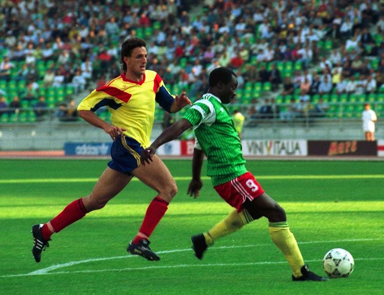 ældst. Roger Milla fra Cameroun (th) scorer sit første af to mål i kampen mod Rumænien ved VM i 1990. 