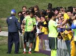 fan-pleje. Neymar (nummer to fra venstre) laver en 'selfie' med en af de mange fans, der møder frem ved den brasilianske træning før VM. 