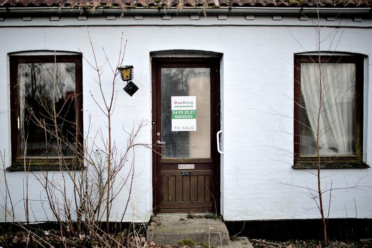 PRESSET. I de områder af Danmark, hvor det i forvejen er svært at sælge en bolig på det frie marked, kan et hus på tvangsauktion komme ned og koste 30-40 procent af, hvad andre huse i samme kommune normalt sælges for. (arkivfoto) 