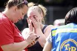 SKOLESKYDERI. Eleverne er chokerede i Oregon, hvor der tilsyneladende i dag blev skudt med en riffel i skolens omklædningsrum. 