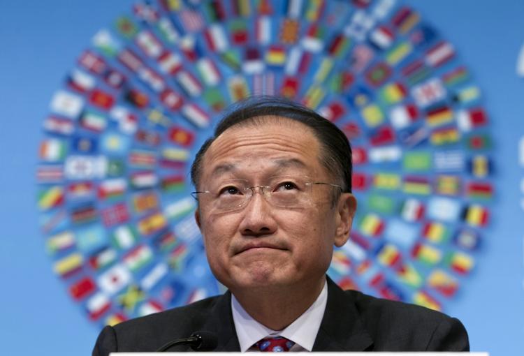 nedjustering. Verdensbanken med Jim Yong Kim i spidsen tror, at væksten kommer op i gear i andet halvår, men ikke nok til at indhente det, som er gået tabt i første. 