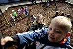 Lukketider. Skolereformen er dårligt nyt for en del pædagoger og pædagogmedhjælpere landet over, men den giver faktisk forældre i mange af landets kommuner lidt ekstra til nutella og bananer. Her er det Sille og William fra Det Blå Hus SFO i Glostrup. 