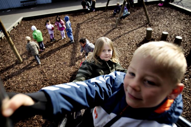 Lukketider. Skolereformen er dårligt nyt for en del pædagoger og pædagogmedhjælpere landet over, men den giver faktisk forældre i mange af landets kommuner lidt ekstra til nutella og bananer. Her er det Sille og William fra Det Blå Hus SFO i Glostrup. 