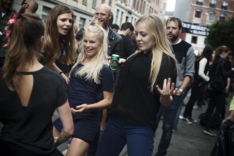 gadefest. Hvorfor ikke lade Distortion flytte rundt, når nu det medfører gener og ødelæggelse for beboerne, spørger debattør. 