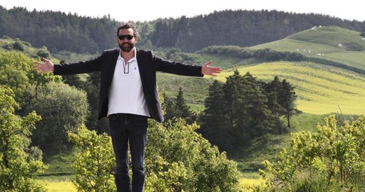 Bilentusiast. Christian Grau har ikke alene forstand på biler, men livsstilseksperten kendes af de fleste fra tv-programmerne Kender du typen og Danmarks skønneste sommerhus. 