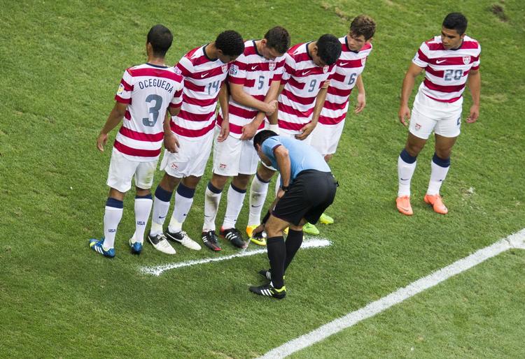 FRISPARK. Carlos Vera fra Ecuardor er en anden af VM-dommerne, der afprøvede spraymalingen under VM for U20, hvor USA's spillere fik noget synligt at forholde sig til. 