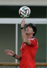 Balance. Den tyske landstræner Joachim Löw og VM-spillerne har kunnet trænet ved Brazuca-bolden, siden december sidste år. 