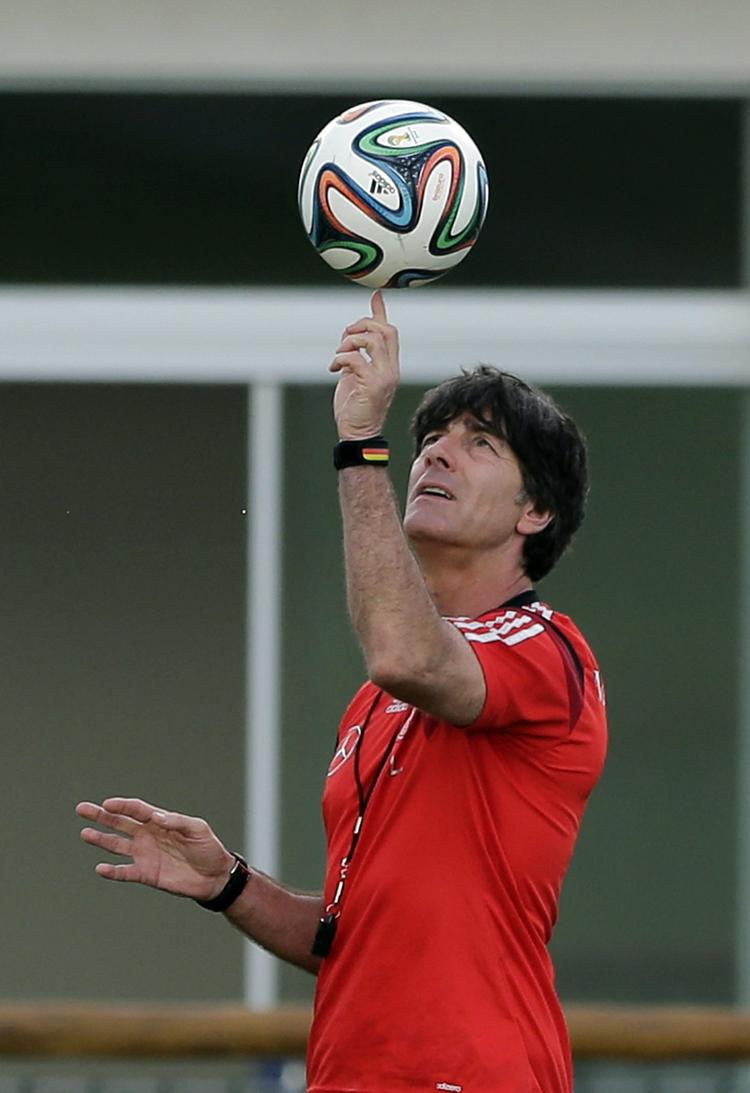 Balance. Den tyske landstræner Joachim Löw og VM-spillerne har kunnet trænet ved Brazuca-bolden, siden december sidste år. 