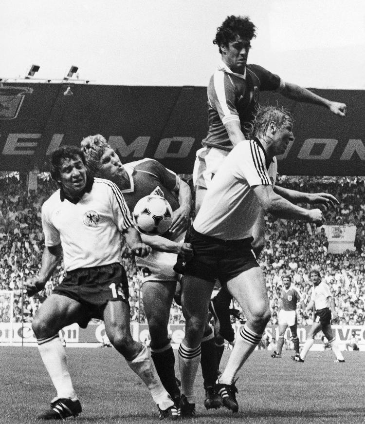 'Matchfixer'. Horst Hrubesch (th) scorede kampens eneste mål den varme sommerdag i Gijon i 1982. 