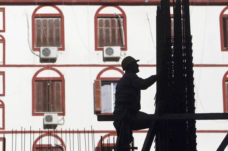 Gage. I 2012 skar den græske regering efter krav fra internationale rådgivere 22 procent af minimumslønnen på cirka 5.600 kr. om måneden. For unge under 25 var nedskæringen 32 pct. 