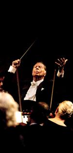 Erfaring. Rafael Frühbeck de Burgos kom til DR SymfoniOrkestret med en stor,musikalsk erfaring fra en række af verdens betydelige ensembler. Han forblev æresdirigent for Det Spanske Natioalorkester, hvor hans karriere i sin tid tog afsæt. 