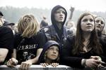 Tungt. Traditionen tro, så regner det på Copenhell, men publikum tager det med rollespilssværdet og djævletegnet højt hævet. 