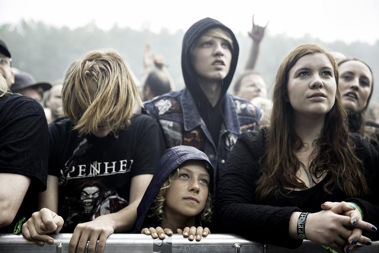 Tungt. Traditionen tro, så regner det på Copenhell, men publikum tager det med rollespilssværdet og djævletegnet højt hævet. 