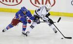 Dyst. Los Angeles Kings (i hvidt) har stadig bedst chancer for at løbe med NHL-trofæet. 