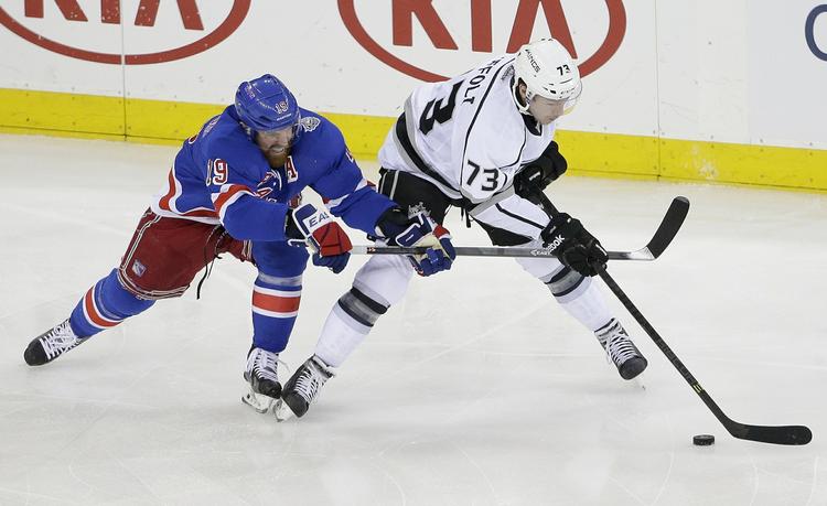 Dyst. Los Angeles Kings (i hvidt) har stadig bedst chancer for at løbe med NHL-trofæet. 