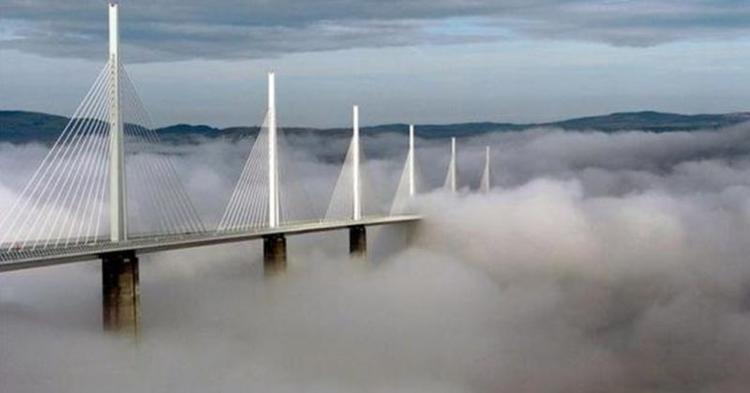 Skyet. Bilbroen over Millauviadukten i Frankrig er den højeste vejbro i verden, hvorfor man ofte kører igennem skyer på broen. 
