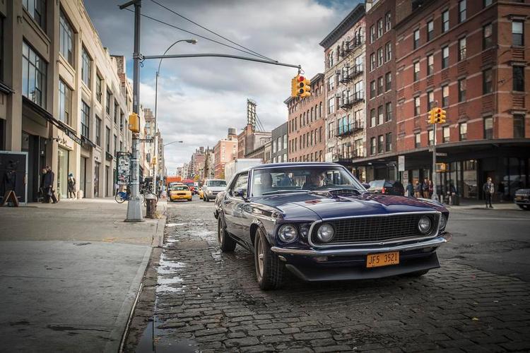 Overflade. Gangsterserien 'Power', der tydeligt låner tematik fra Francis Ford Coppolas 'Godfather'-trilogi,  svælger i moderne noir-æstetik og tv-seriernes flirt med det lummert sexede. Og det i en grad, så man bliver lidt mat i koderne. 