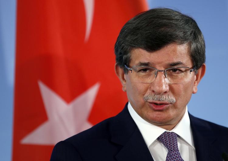 GIDSLER. Tyrkiets udenrigsminister Ahmet Davutoglu advarer islamister i Mosul mod at krumme så meget som et hår på tilfangetagne diplomaters hoveder. 