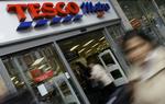 nedtur. Tesco har været for langsom til at følge med udviklingen og handle derefter, mener investorer og analytikere. 