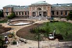 Havearbejde. Med en fondsdonation på 44,5 millioner kroner kan Statens Museum for Kunst sætte sin indgang og forhave i stand. Nu lægger politikerne op til en større gennemsigtighed i de private donationer til kunst og kultur. 