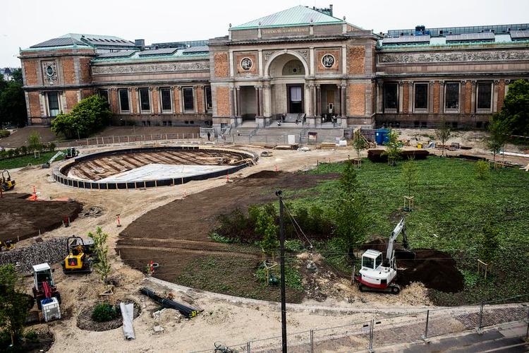 Havearbejde. Med en fondsdonation på 44,5 millioner kroner kan Statens Museum for Kunst sætte sin indgang og forhave i stand. Nu lægger politikerne op til en større gennemsigtighed i de private donationer til kunst og kultur. 