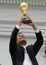 BEVISET. Denne fodbold-VM-historiens anden pokal kaldes officielt FIFA World Cup (ligesom selve mesterskabet), måler 36 centimeter, vejer fem kilo og forestiller to mennesker, der holder om en jordklode. Det land, der vinder, får sit navn indgraveret på foden. Pokalen, der er holdt i 18 karat guld er kun til låns frem mod næste VM. I stedet får verdensmestrene en kopi, de godt må beholde. 